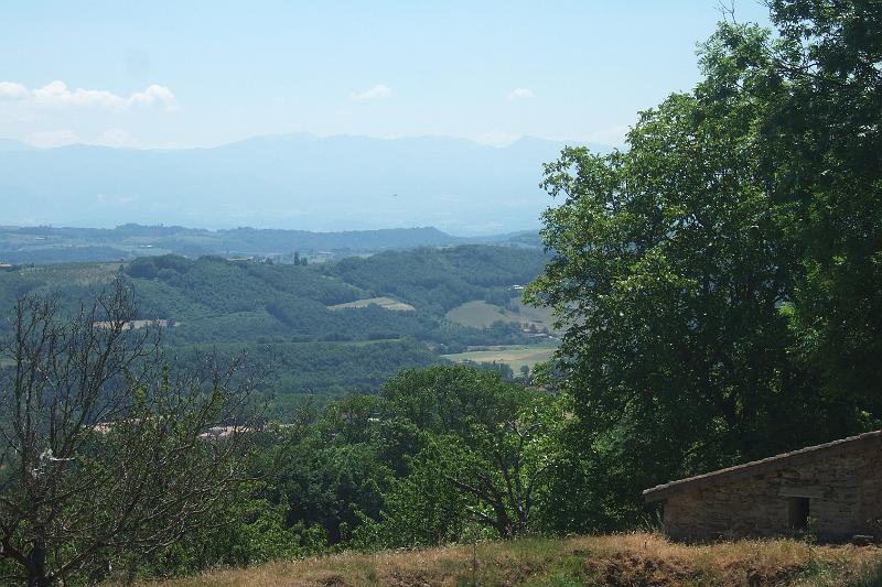 2011-05- (965).JPG - Im östlichen Hintergrund der Gebirgszug "Vercors" - südwestlich von Grenoble erreicht er Höhen von bis zu 1700 m